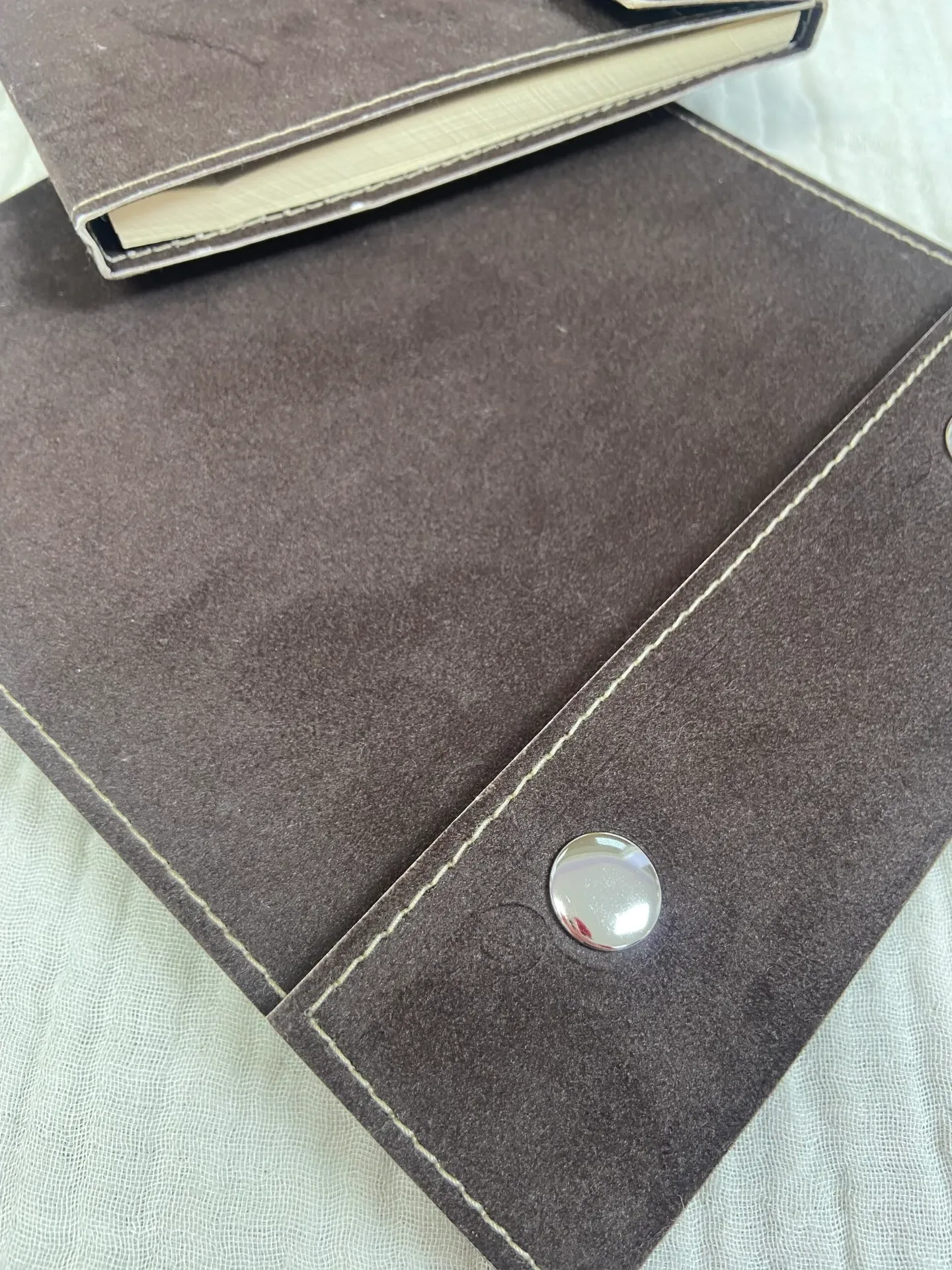 Buttons Suede Journal (Square) - دفتر شمواه بكباسين (مربع)